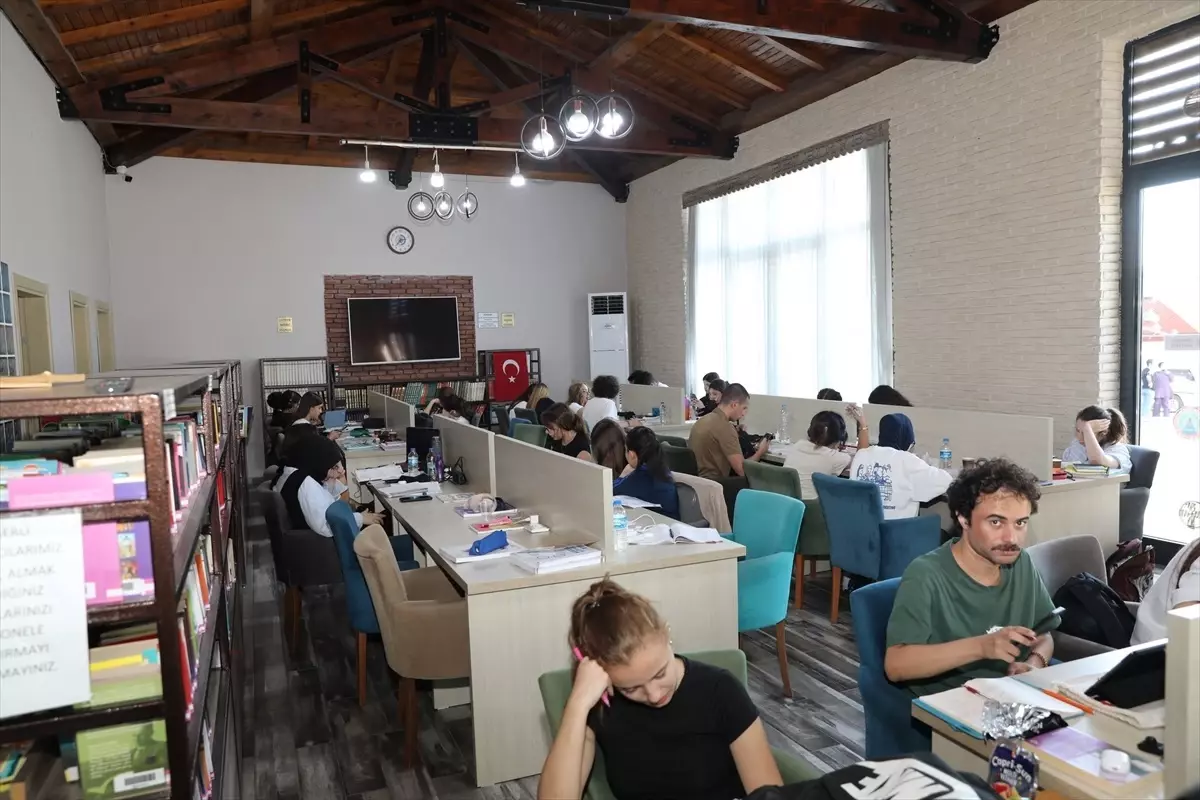 Bafra’da Öğrenciler Ders Çalışıyor