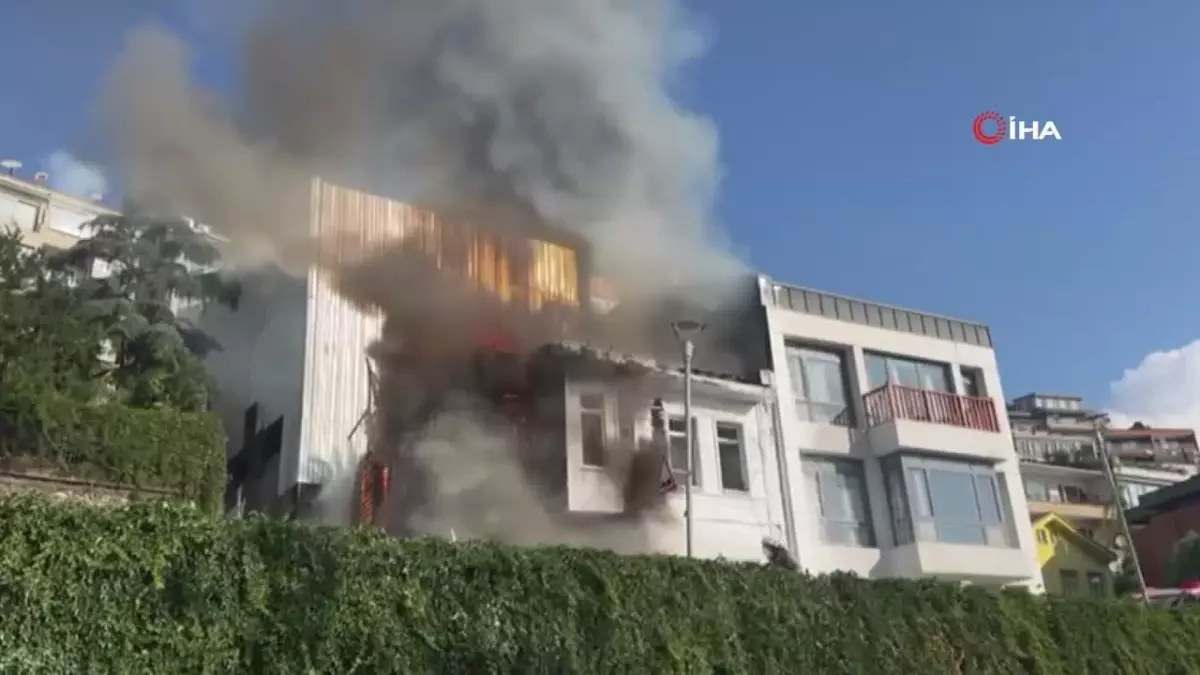 Beyoğlu’nda Ahşap Bina Yangınla İrili Diye Çöktü