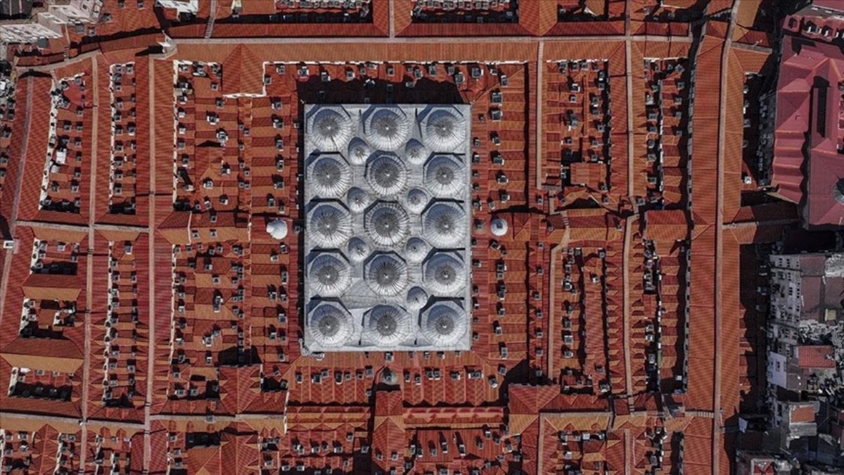 Kapalıçarşı’nın yenilenen çatısında turist akını: İstanbul’u keşfediyorlar