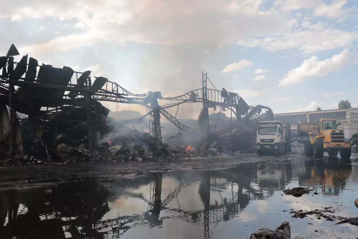 Kayseri’de Fabrika Yangını 13 Saatte Kontrol Altına Alındı