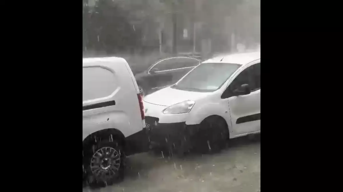 Avcılar’da Sağınağı Fırtına, Evlere Zarar Verdi