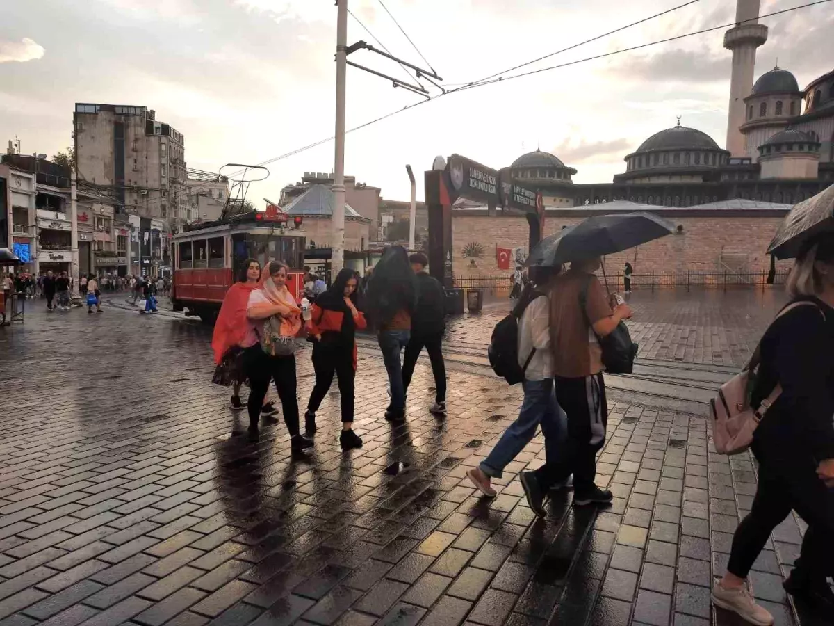 Taksim’de Yağmur Sürprizi