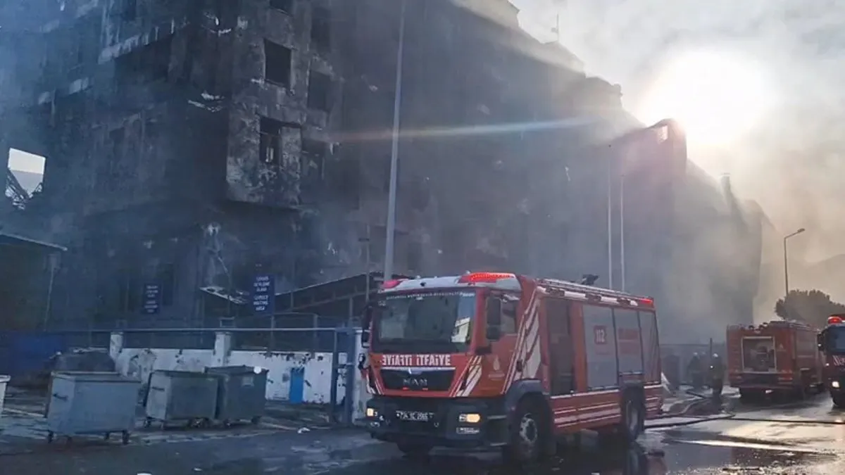 Beylikdüzü’ndeki plastik fabrikasında yangın: Çökme riskine karşı güvenlik önlemi alındı!