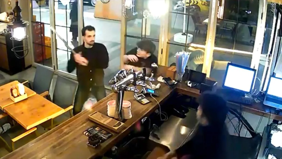 Sarıyer’de işyerinde dehşet görüntü: Ağaç dalıyla saldırdı! o anlar kamerada!