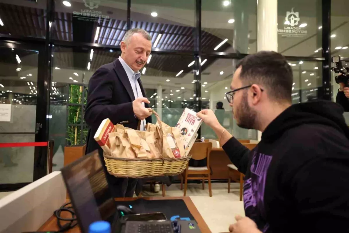 Başkan Büyükakın, Gençlere Kütüphanede Kitap Hediye Etti