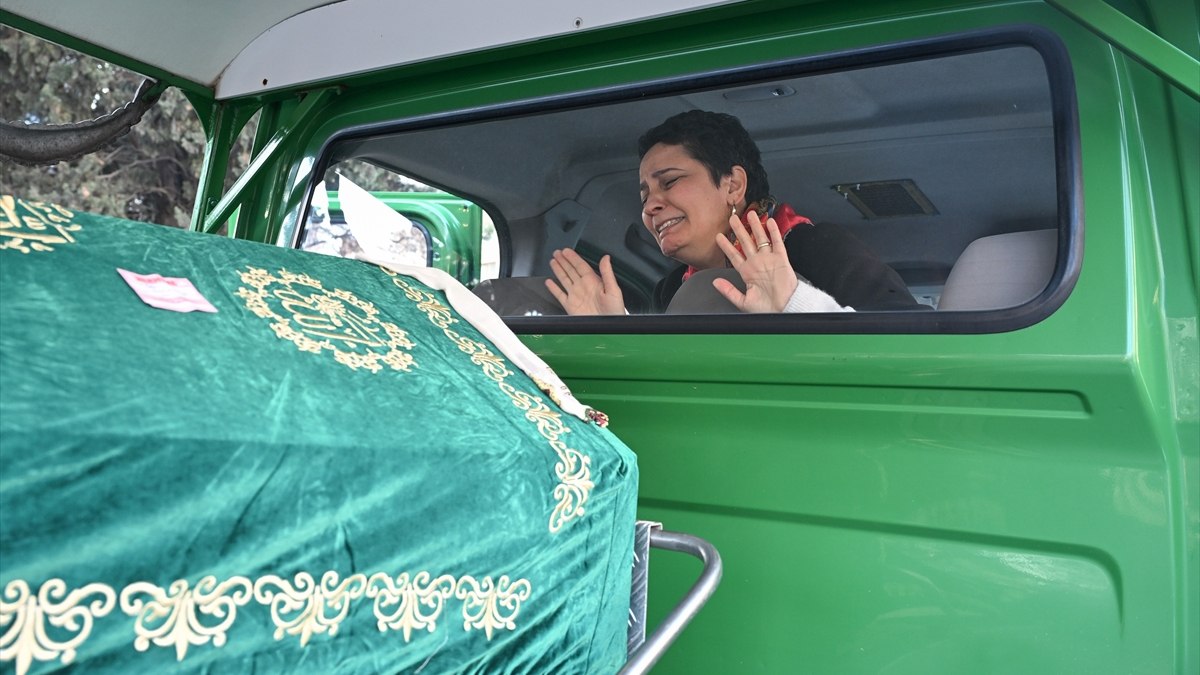 İstanbul’da yangın faciasında hayatını kaybeden genç kız toprağa verildi