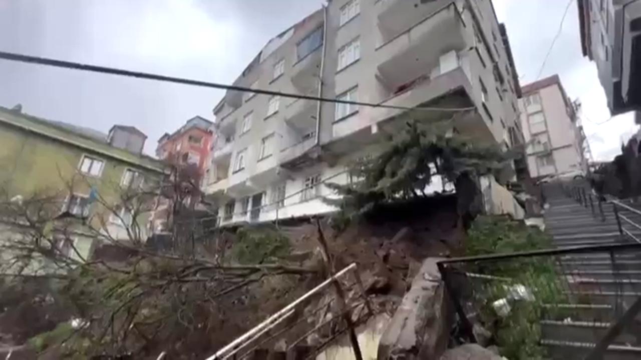 Beyoğlu’nda istinat duvarı çöktü: 2 bina boşaltıldı