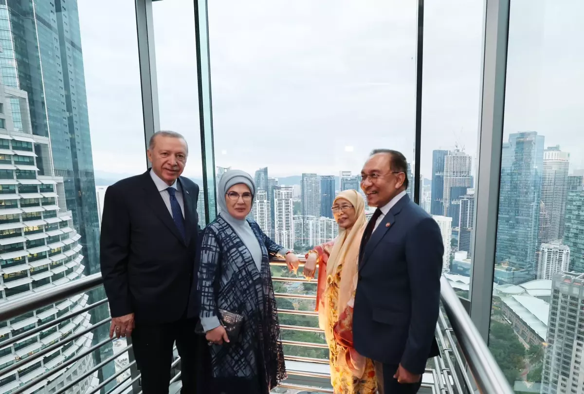 Cumhurbaşkanı Erdoğan ve eşi Emine Erdoğan, Petronas İkiz Kuleleri’ni ziyaret etti