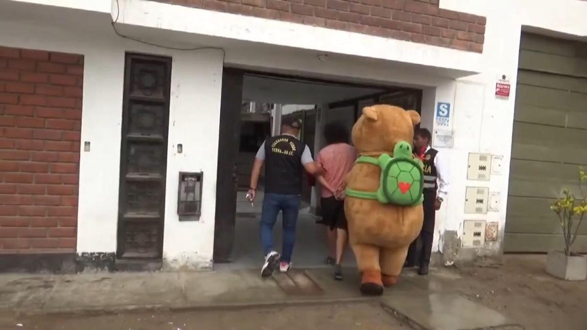 Peru’da polisten ’14 Şubat’ operasyonu: “Sevgilinizden hediye var” diyerek yakaladılar