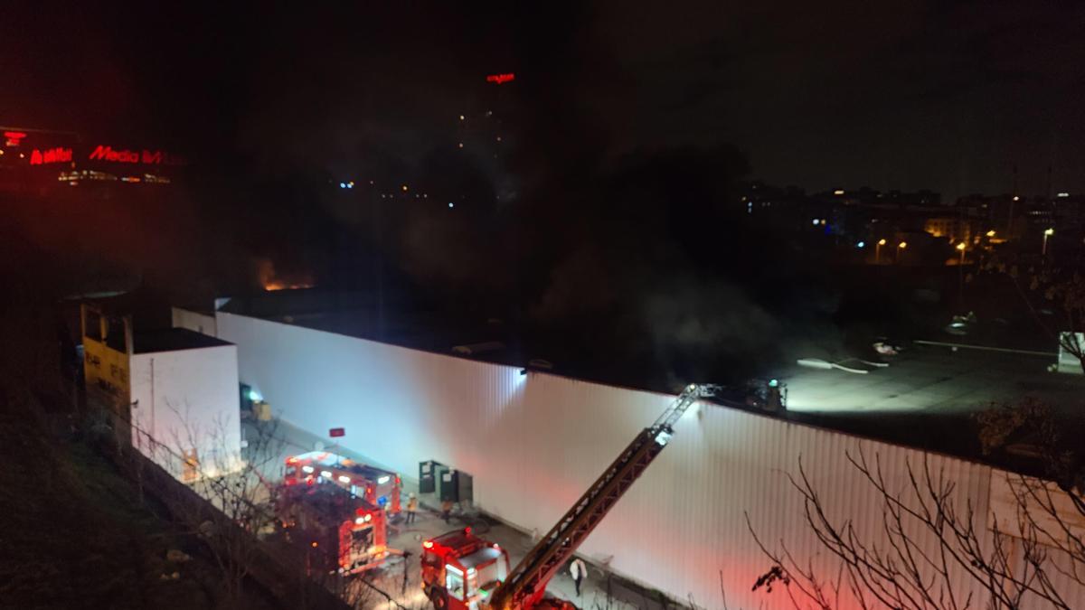 Son Dakika: İstanbul – Esenyurt’ta, AVM’nin deposunda yangın | Video Haber