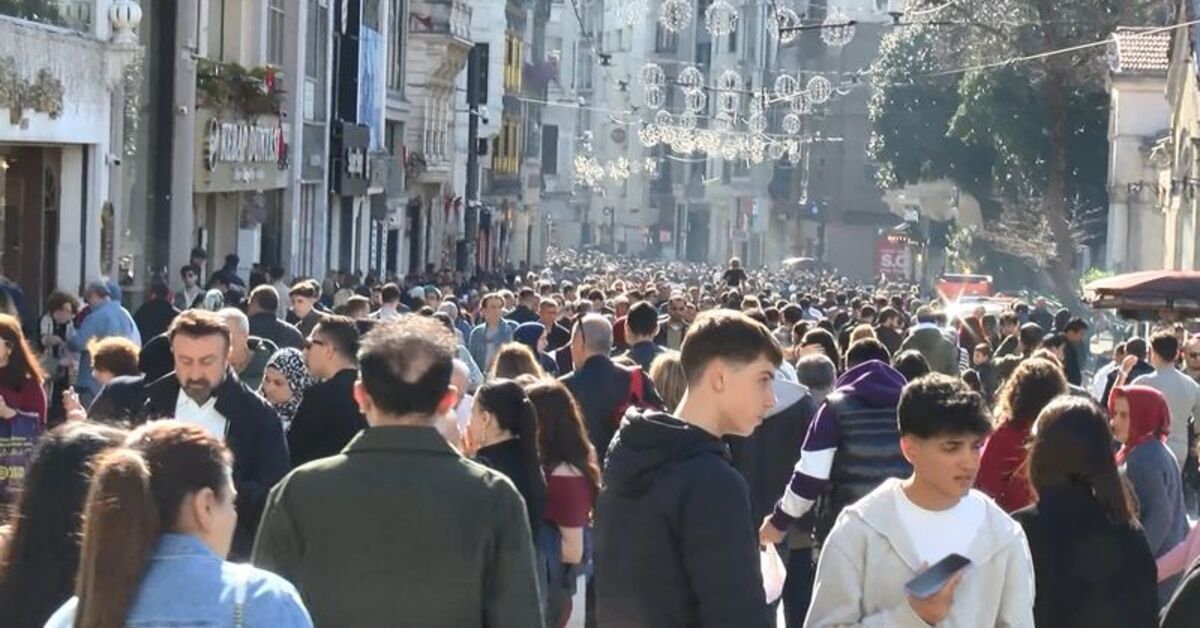 İstanbul’daki İstiklal Caddesi’nde bayram yoğunluğu