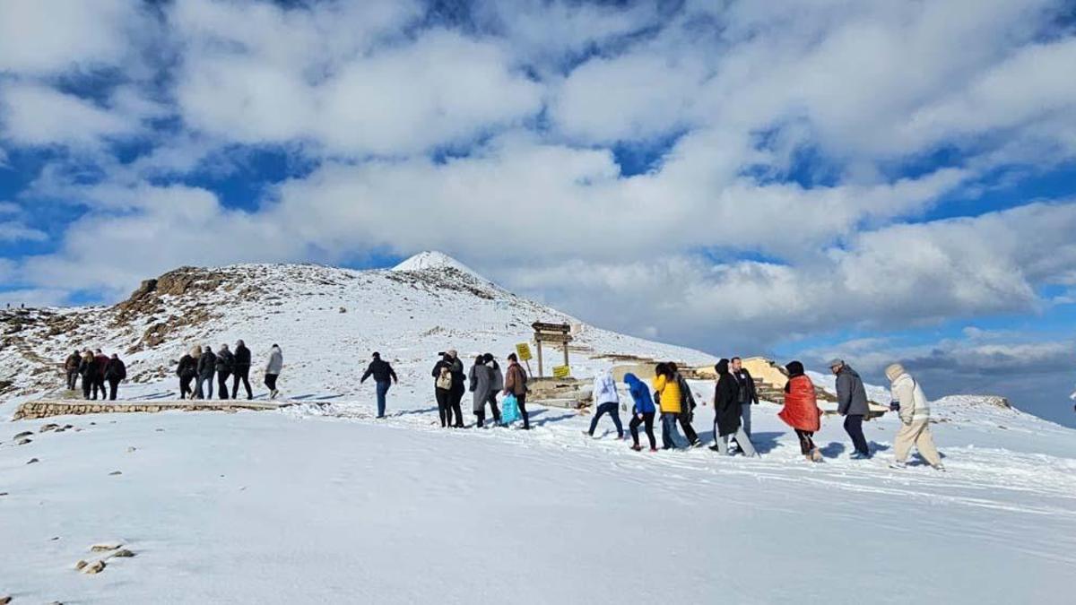 Nisan ayında Nemrut’ta turistlere kar sürprizi