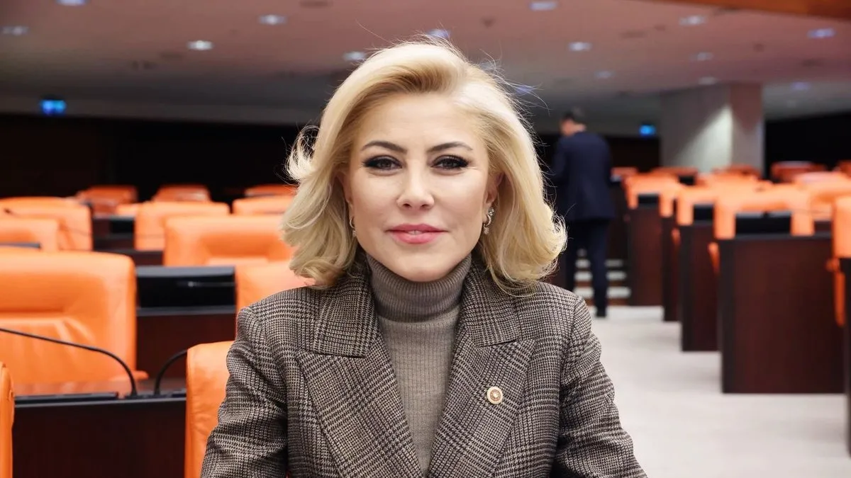 Şebnem Bursalı’dan tiyatrocuları işten atan Levent Üzümcü’ye çok sert tepki: Sözde özgürlükçü figüran!